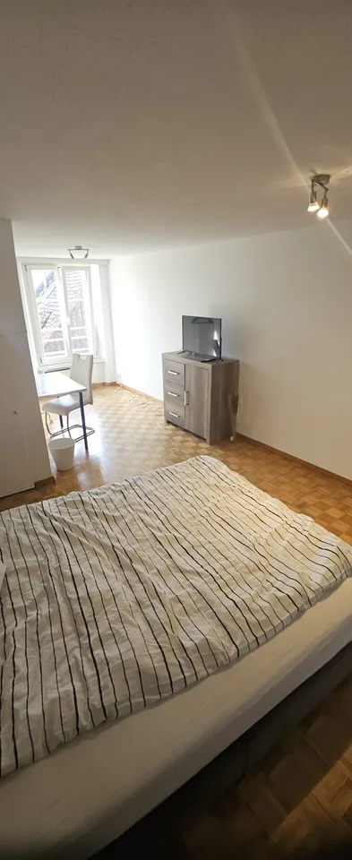 Grosses möbliertes Zimmer in 2er-WG – Altstadt Rapperswil – Reinigung inklusive Du suchst ein unkompliziertes, möbliertes Zuhause mitten in Rapperswil? An der Halsgasse 4, 8640 Rapperswil vermieten wir ab sofort ein grosszügiges möbliertes Zimmer in einer – photo 9 sur 13