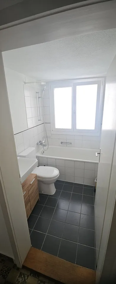 Grosses möbliertes Zimmer in 2er-WG – Altstadt Rapperswil – Reinigung inklusive Du suchst ein unkompliziertes, möbliertes Zuhause mitten in Rapperswil? An der Halsgasse 4, 8640 Rapperswil vermieten wir ab sofort ein grosszügiges möbliertes Zimmer in einer – photo 3 sur 13