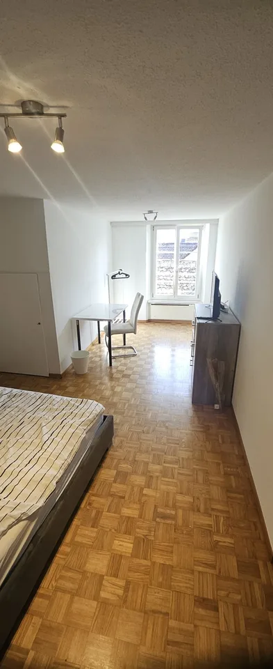 Grosses möbliertes Zimmer in 2er-WG – Altstadt Rapperswil – Reinigung inklusive Du suchst ein unkompliziertes, möbliertes Zuhause mitten in Rapperswil? An der Halsgasse 4, 8640 Rapperswil vermieten wir ab sofort ein grosszügiges möbliertes Zimmer in einer – photo 7 sur 13