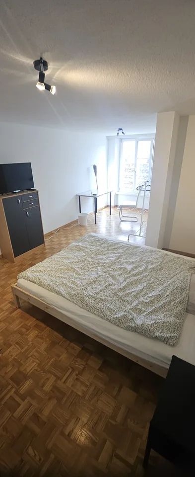 Grosses möbliertes Zimmer in 2er-WG – Altstadt Rapperswil – Reinigung inklusive Du suchst ein unkompliziertes, möbliertes Zuhause mitten in Rapperswil? An der Halsgasse 4, 8640 Rapperswil vermieten wir ab sofort ein grosszügiges möbliertes Zimmer in einer – photo 8 sur 13