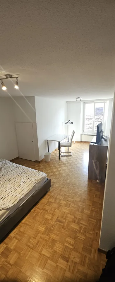 Grosses möbliertes Zimmer in 2er-WG – Altstadt Rapperswil – Reinigung inklusive Du suchst ein unkompliziertes, möbliertes Zuhause mitten in Rapperswil? An der Halsgasse 4, 8640 Rapperswil vermieten wir ab sofort ein grosszügiges möbliertes Zimmer in einer – photo 5 sur 13