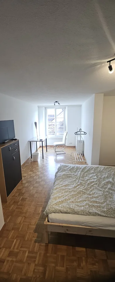 Grosses möbliertes Zimmer in 2er-WG – Altstadt Rapperswil – Reinigung inklusive Du suchst ein unkompliziertes, möbliertes Zuhause mitten in Rapperswil? An der Halsgasse 4, 8640 Rapperswil vermieten wir ab sofort ein grosszügiges möbliertes Zimmer in einer – photo 13 sur 13