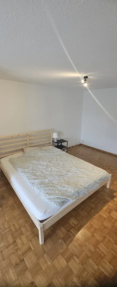 Grosses möbliertes Zimmer in 2er-WG – Altstadt Rapperswil – Reinigung inklusive Du suchst ein unkompliziertes, möbliertes Zuhause mitten in Rapperswil? An der Halsgasse 4, 8640 Rapperswil vermieten wir ab sofort ein grosszügiges möbliertes Zimmer in einer – photo 10 sur 13