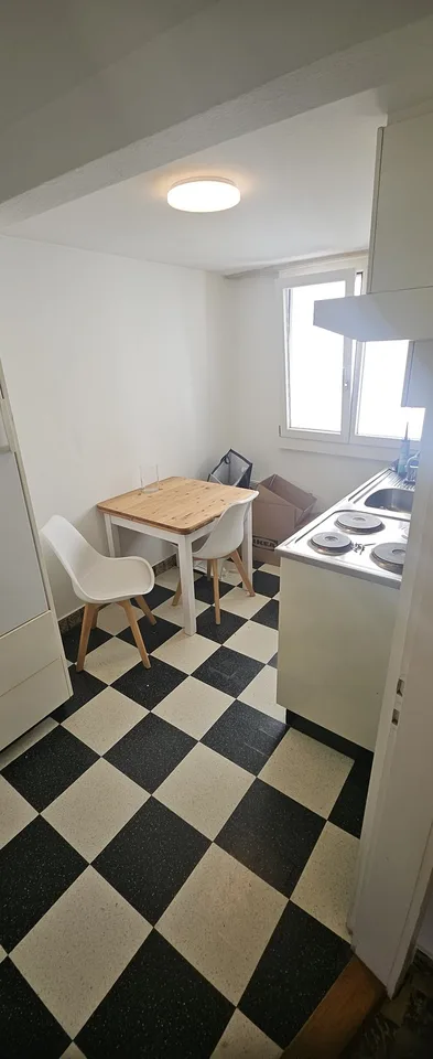 Grosses möbliertes Zimmer in 2er-WG – Altstadt Rapperswil – Reinigung inklusive Du suchst ein unkompliziertes, möbliertes Zuhause mitten in Rapperswil? An der Halsgasse 4, 8640 Rapperswil vermieten wir ab sofort ein grosszügiges möbliertes Zimmer in einer – photo 4 sur 13