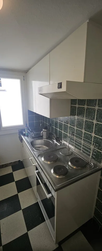 Grosses möbliertes Zimmer in 2er-WG – Altstadt Rapperswil – Reinigung inklusive Du suchst ein unkompliziertes, möbliertes Zuhause mitten in Rapperswil? An der Halsgasse 4, 8640 Rapperswil vermieten wir ab sofort ein grosszügiges möbliertes Zimmer in einer – photo 6 sur 13