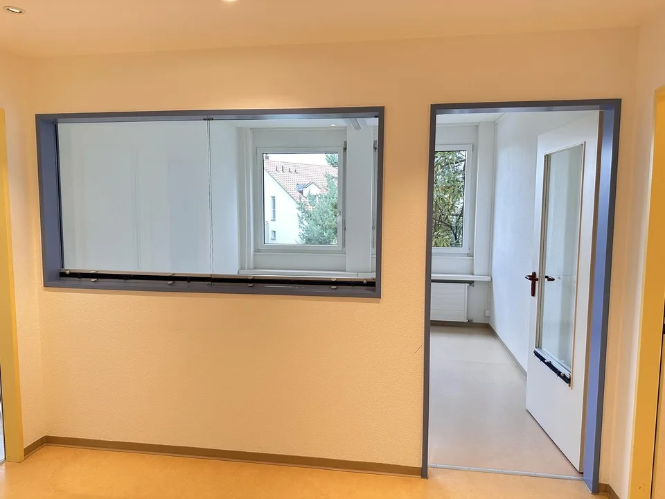 Büro-/Gewerberäume unterschiedlicher Grösse an guter Lage in Zumikon – Foto 2 von 11