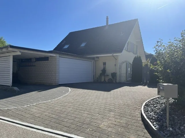 Charmantes freistehendes 4.5 Zimmer Einfamilienhaus mit grossem Garten – foto 2 di 11