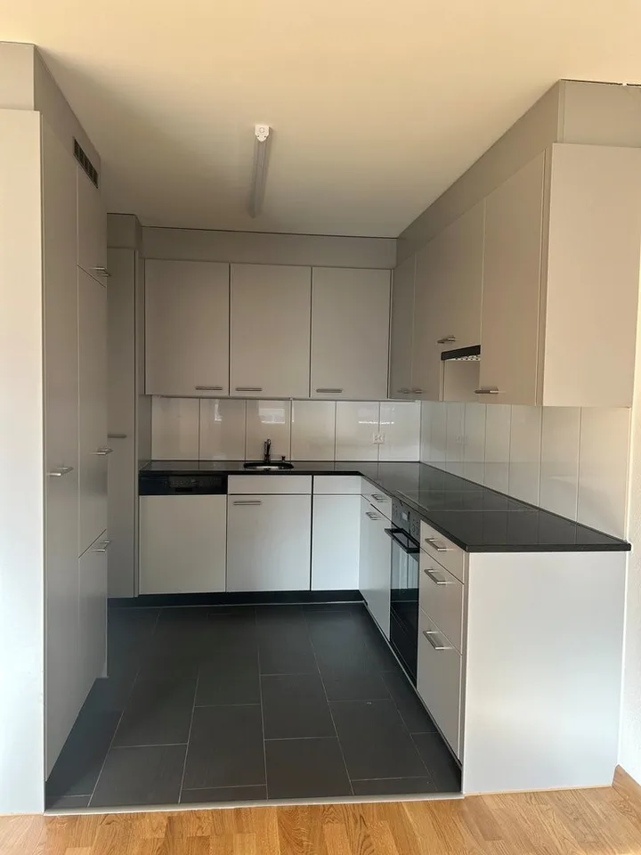 Helle 3.5-Zimmerwohnung mit Balkon! – Foto 3 von 9