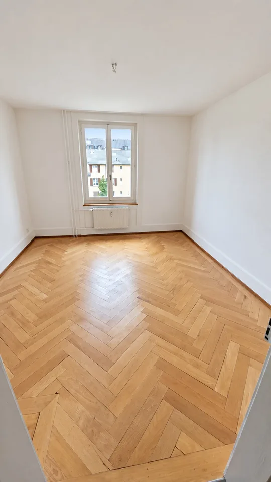 Helle Wohnung mit schöner Küche und charmantem Parkett – Foto 4 von 7