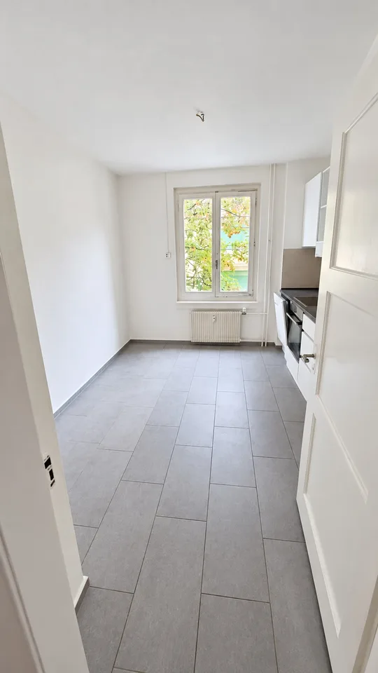 Helle Wohnung mit schöner Küche und charmantem Parkett – Foto 2 von 7