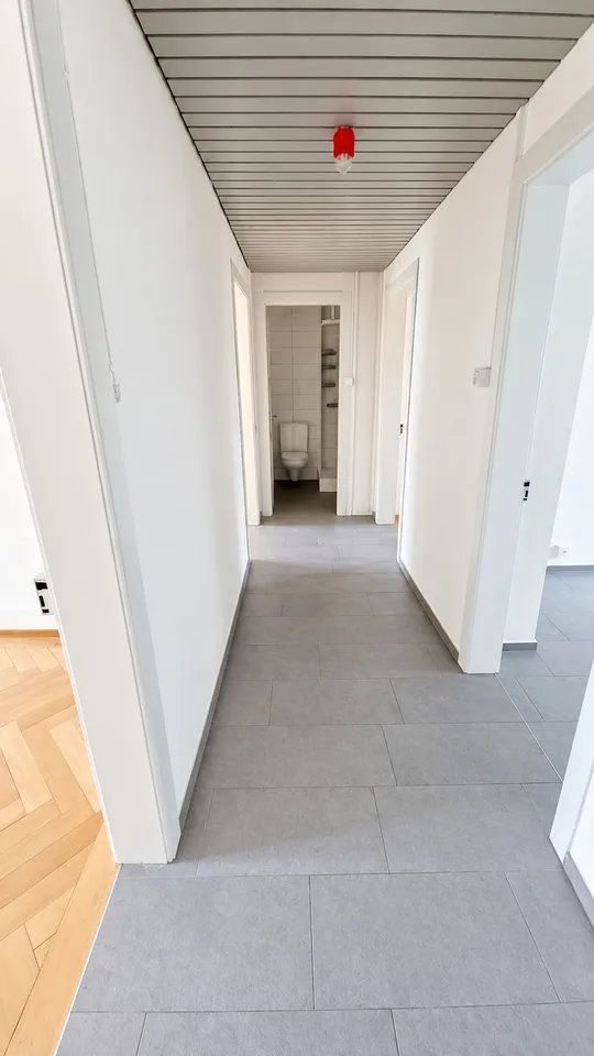 Helle Wohnung mit schöner Küche und charmantem Parkett – Foto 6 von 7