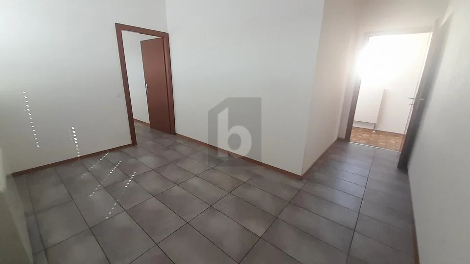 SPACIEUX, MODERNE ET IDÉALEMENT SITUÉ – Foto 4 von 4
