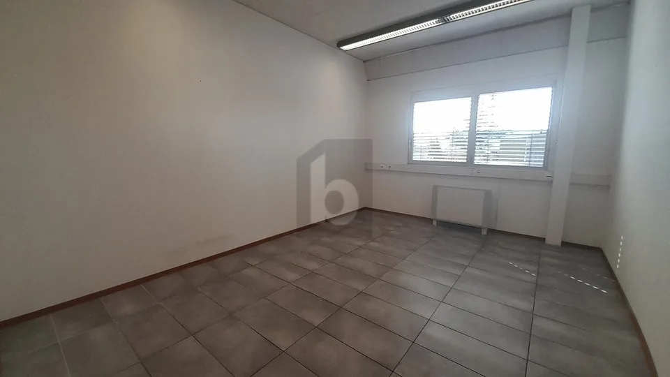 SPACIEUX, MODERNE ET IDÉALEMENT SITUÉ – Foto 3 von 4