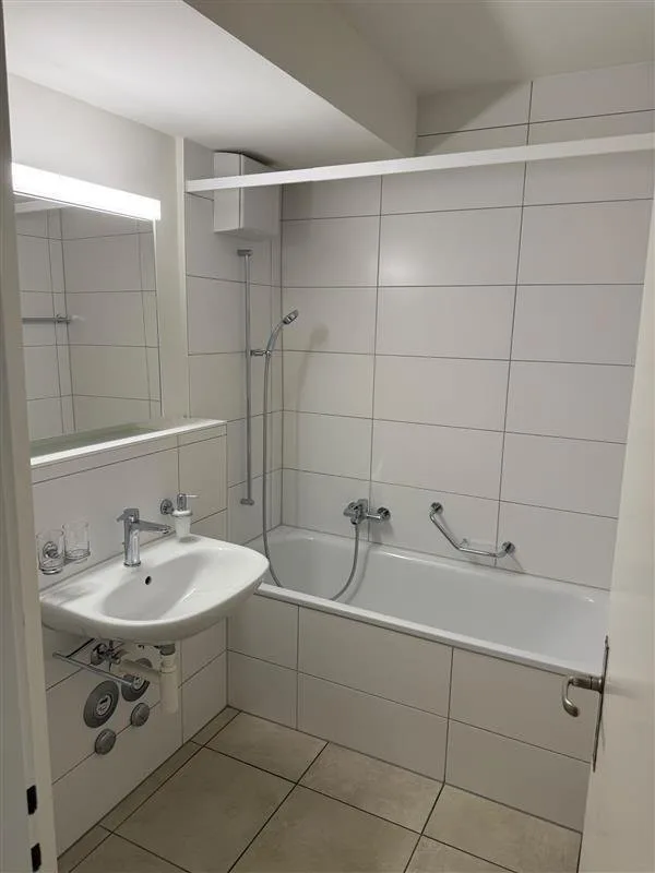 Appartamento di 3.5 locali con balcone direttamente sul Reno – foto 4 di 5