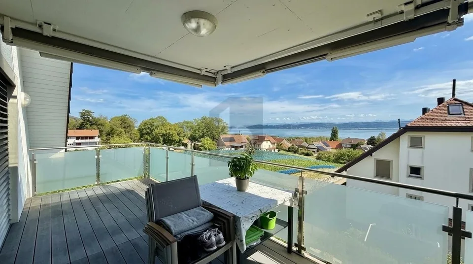 BRIGHT AND QUIET WITH LAKE VIEW – photo 3 of 4