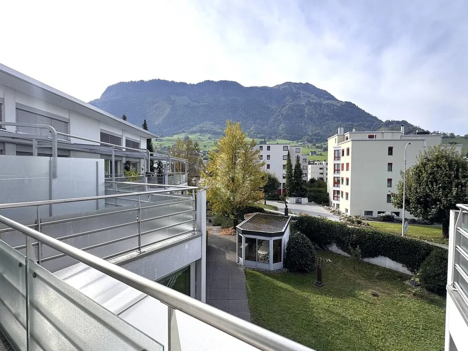 GROSSZÜGIGE RÄUME MIT HERRLICHER AUSSICHT – Foto 2 von 4