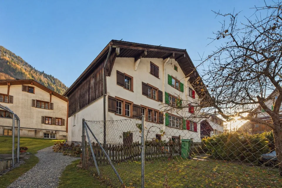 Charmantes 5.5-Zimmer-Reihenmittelhaus mit zusätzlichem Schopf – photo 2 sur 10