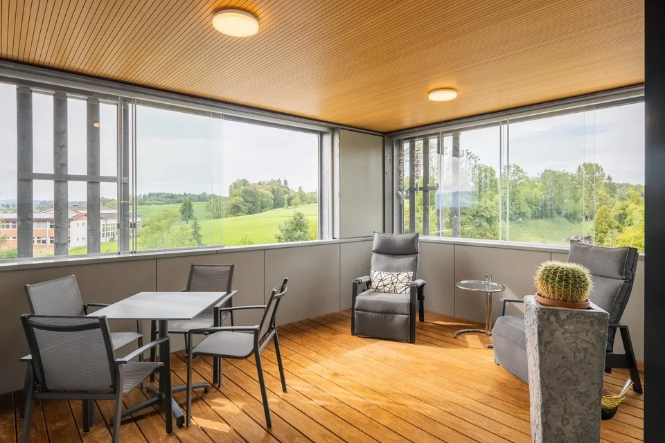 3.5-Zimmerwohnung im Seidenturm in Dürnten modernes Wohnen mit verglaster Loggia – Foto 7 von 8