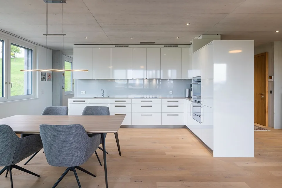 3.5-Zimmerwohnung im Seidenturm in Dürnten modernes Wohnen mit verglaster Loggia – Foto 3 von 8
