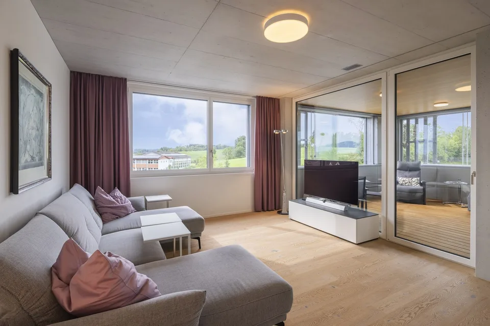 3.5-Zimmerwohnung im Seidenturm in Dürnten modernes Wohnen mit verglaster Loggia – Foto 2 von 8