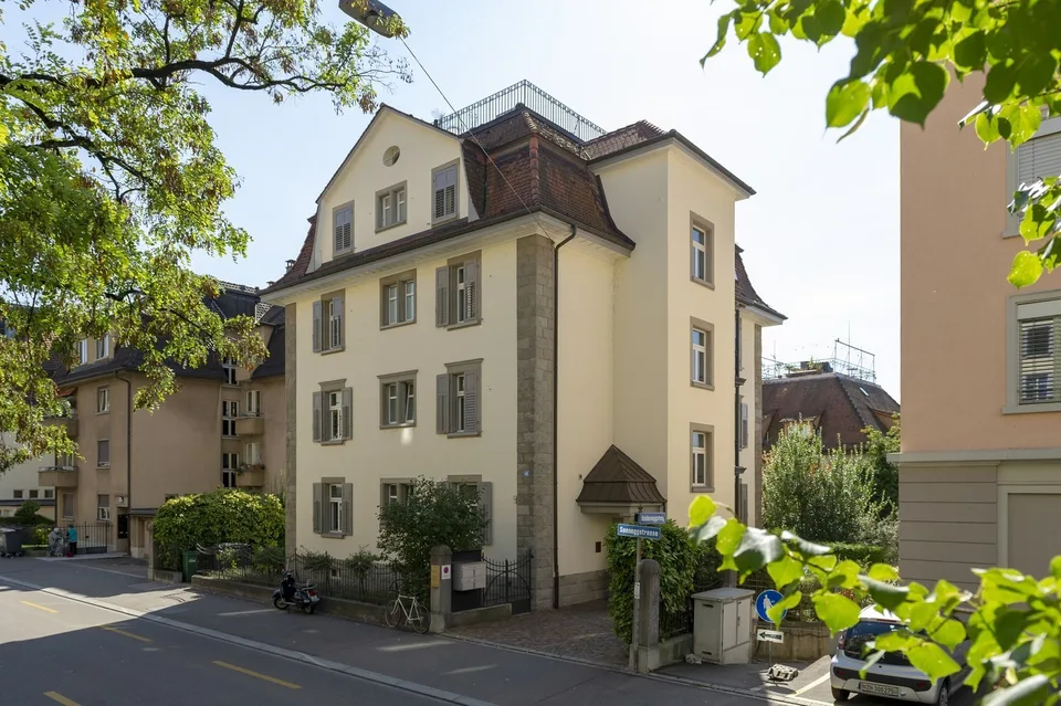 Attraktive 3.5-Zimmer-Dachwohnung mit privater Dachterrasse und Weitblick über Zürich und den Zürichsee – Foto 17 von 17