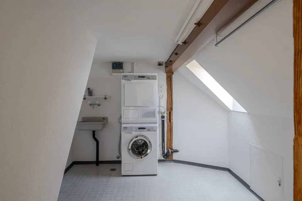 Attraktive 3.5-Zimmer-Dachwohnung mit privater Dachterrasse und Weitblick über Zürich und den Zürichsee – Foto 14 von 17