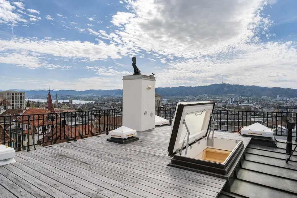 Attraktive 3.5-Zimmer-Dachwohnung mit privater Dachterrasse und Weitblick über Zürich und den Zürichsee – Foto 15 von 17
