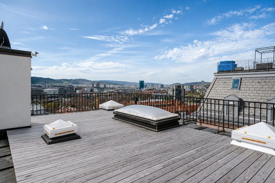 Attraktive 3.5-Zimmer-Dachwohnung mit privater Dachterrasse und Weitblick über Zürich und den Zürichsee – Foto 16 von 17
