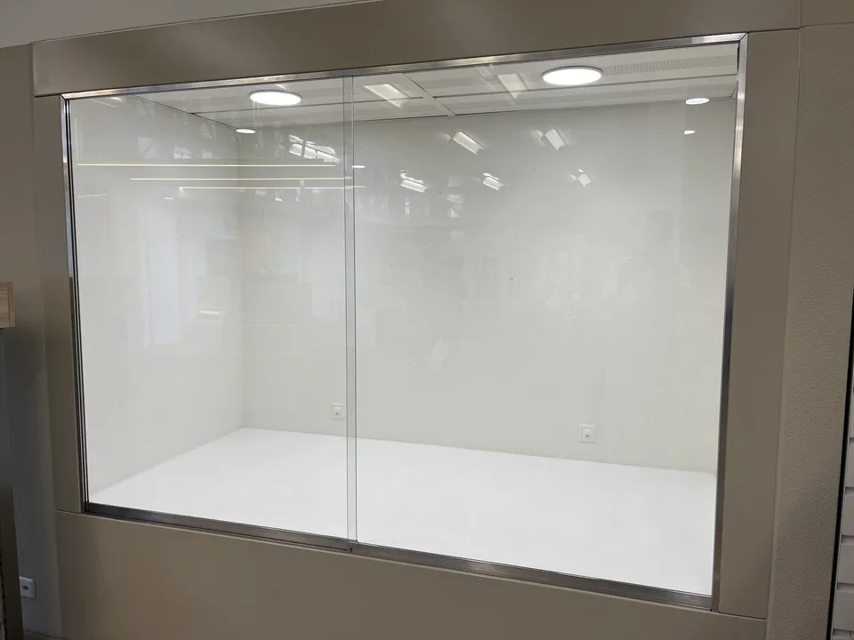 Helle Innenvitrine an bester Lage – Foto 3 von 5