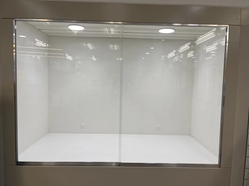Helle Innenvitrine an bester Lage – Foto 4 von 5