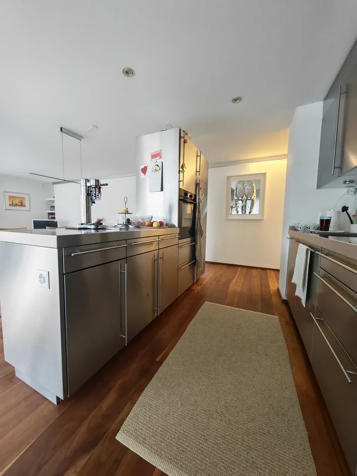 Ampio appartamento di 3,5 locali in una zona tranquilla a Erlenbach con vista sul lago – foto 5 di 11