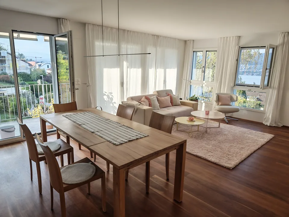 Ampio appartamento di 3,5 locali in una zona tranquilla a Erlenbach con vista sul lago – foto 3 di 11