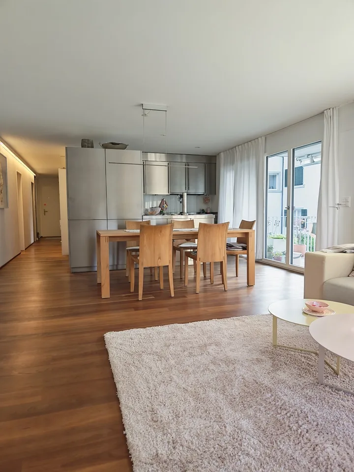 Ampio appartamento di 3,5 locali in una zona tranquilla a Erlenbach con vista sul lago – foto 2 di 11