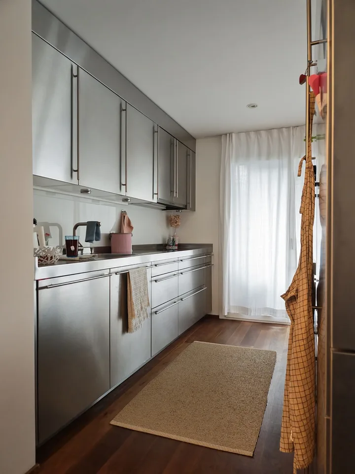 Ampio appartamento di 3,5 locali in una zona tranquilla a Erlenbach con vista sul lago – foto 4 di 11