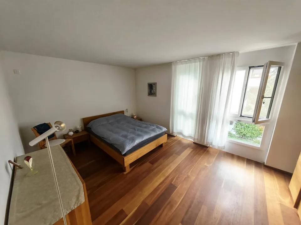Ampio appartamento di 3,5 locali in una zona tranquilla a Erlenbach con vista sul lago – foto 9 di 11