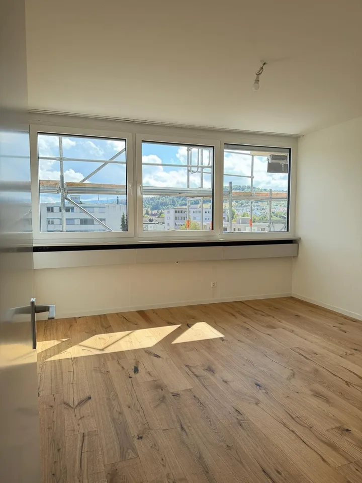 Neu sanierte 2.5-Zimmer-Wohnung mit schöner Aussicht – Foto 4 von 7