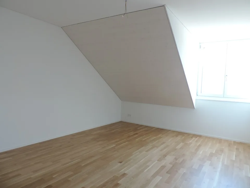 Neuwertige und grosszügige 3.5-Zimmer Dachwohnung – foto 7 di 11