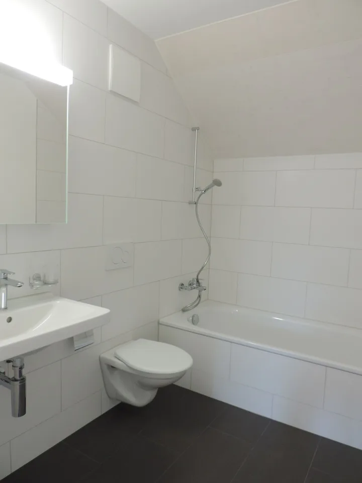 Neuwertige und grosszügige 3.5-Zimmer Dachwohnung – foto 10 di 11