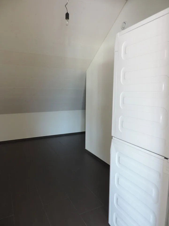 Neuwertige und grosszügige 3.5-Zimmer Dachwohnung – foto 9 di 11