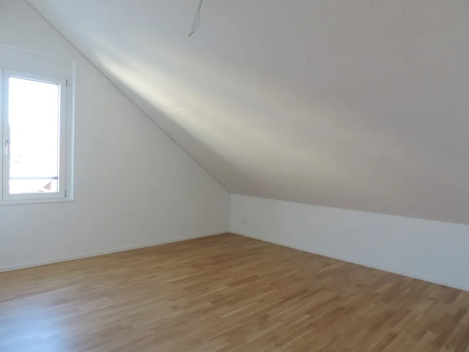 Neuwertige und grosszügige 3.5-Zimmer Dachwohnung – foto 8 di 11