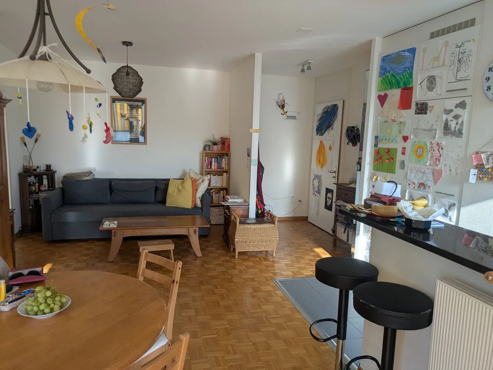 TRÈS BEL APPARTEMENT 4 PIÈCES LUMINEUX AVEC BALCON – CHÂTELAINE – Foto 2 von 5