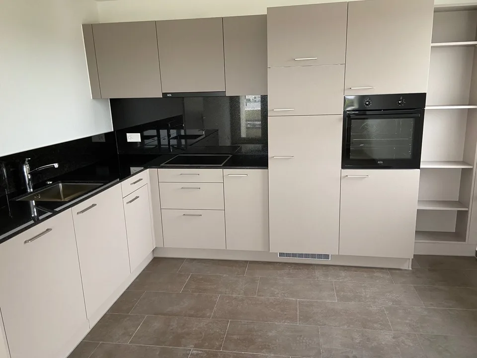 Die Gelegenheit! Moderne 2.5 Z- Wohnung im 12. OG mit sonnigem Balkon – Foto 2 von 10
