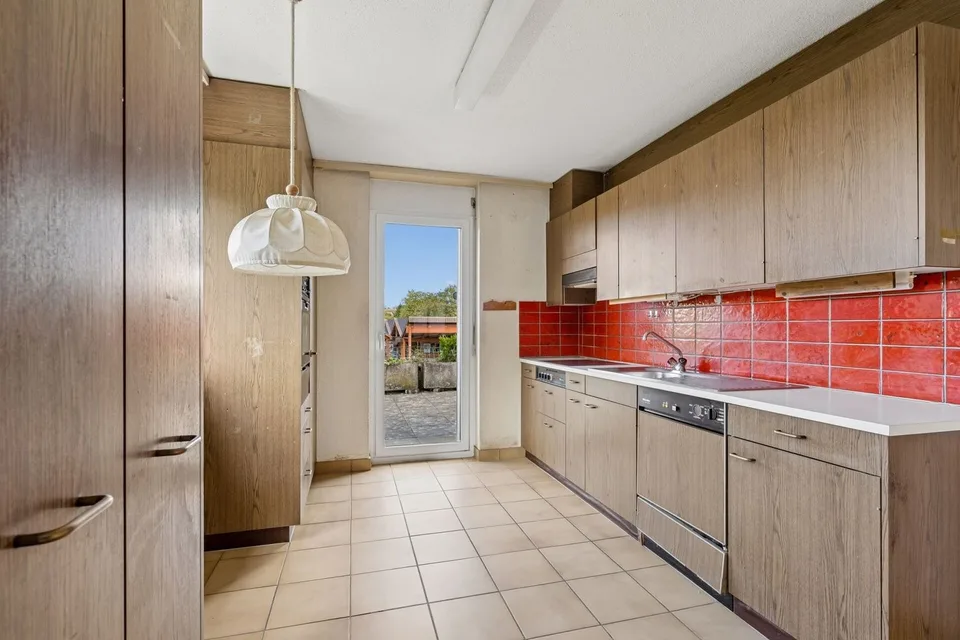 Casa unifamiliare di 6,5 locali adiacente su un lato con potenziale di ristrutturazione – foto 4 di 13