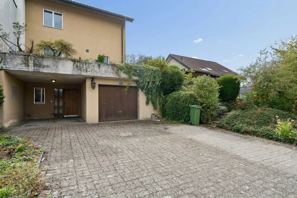Casa unifamiliare di 6,5 locali adiacente su un lato con potenziale di ristrutturazione – foto 12 di 13