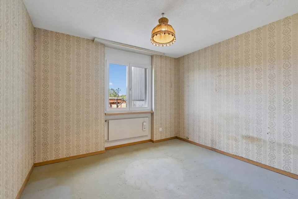 Casa unifamiliare di 6,5 locali adiacente su un lato con potenziale di ristrutturazione – foto 8 di 13