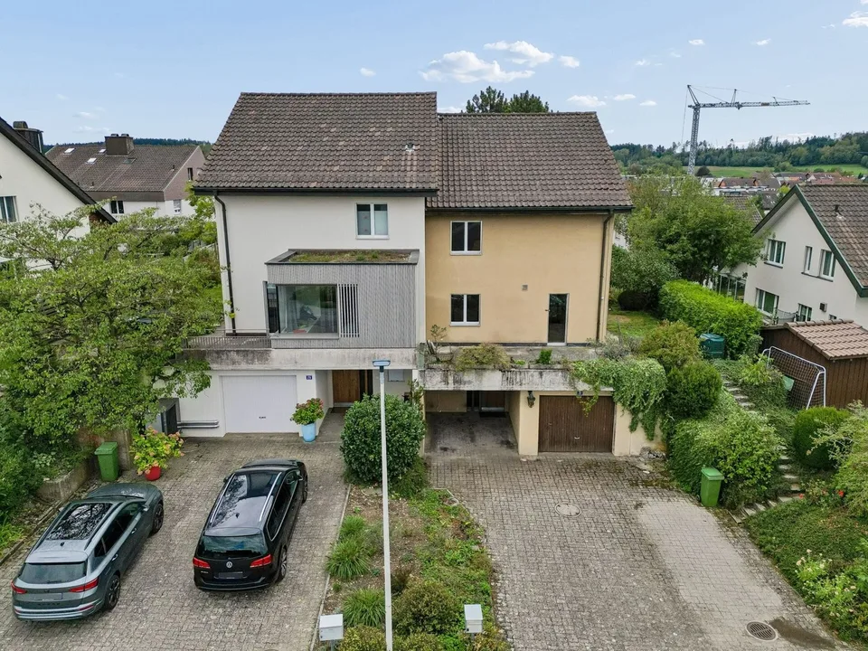 Casa unifamiliare di 6,5 locali adiacente su un lato con potenziale di ristrutturazione – foto 2 di 13