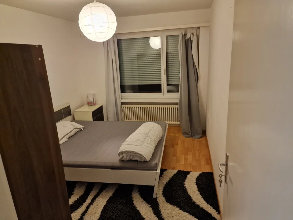 Mitbewohner gesucht in eine 3er WG in einer 4,5 Zimmer Wohnung. Per 01.11.26 – Foto 2 von 5