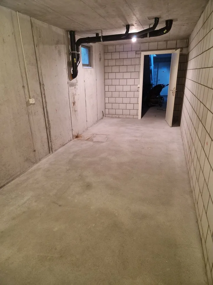 Espace de bricolage et de stockage pratique avec lumière du jour dans le quartier de Lerchenfeld – photo 2 sur 2