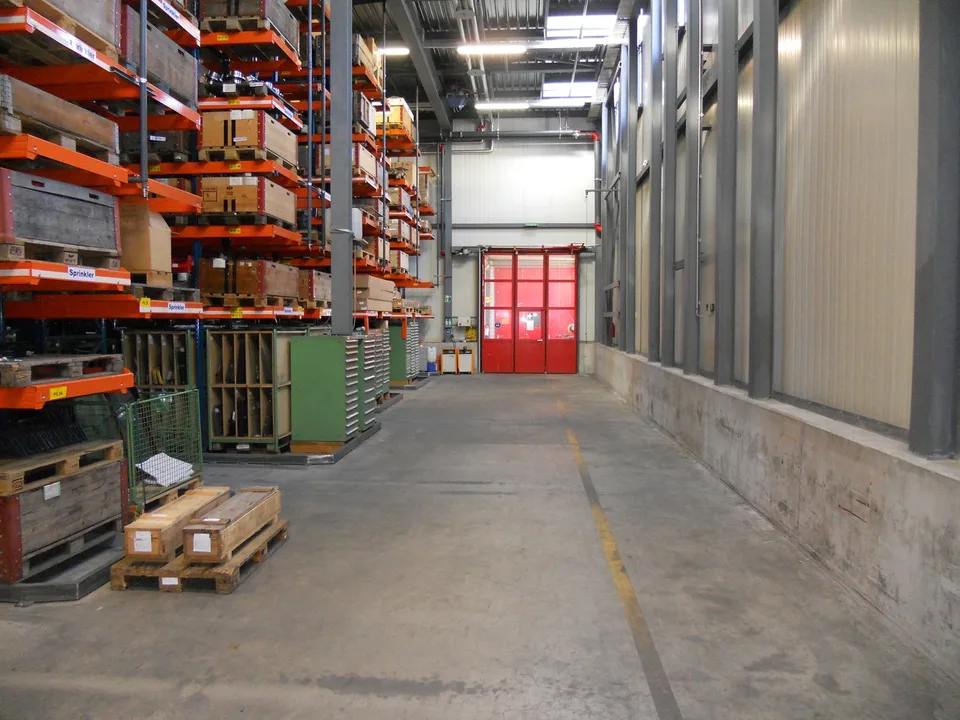 Lagerhalle zum Abbau und Abtransport – photo 2 sur 3