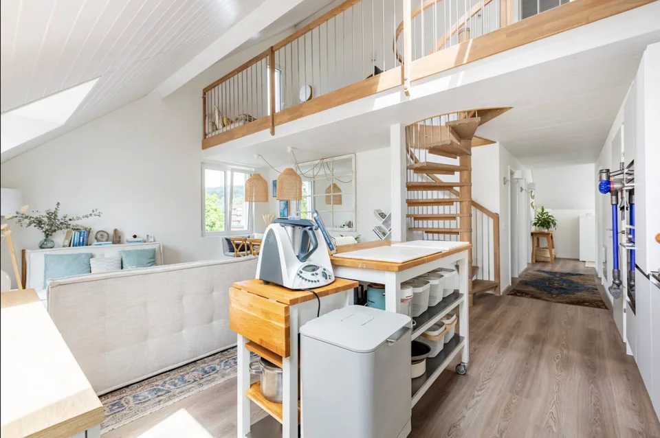 Unique 4.5-Room Duplex Penthouse with Spacious Balcony in Langnau am Albis – foto 6 di 30